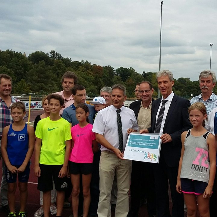 Bildungsminister Helmut Holter übergab Fördermittel in Höhe von 147 000 Euro für die Sportstättensanierung in Schleusingen
